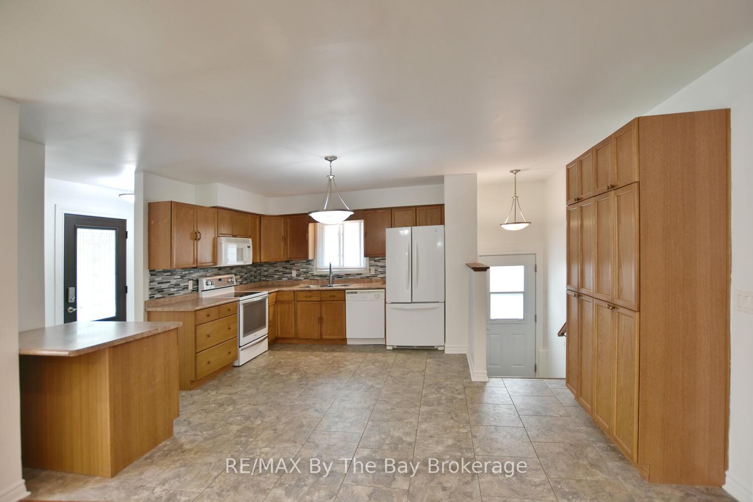 Photo 5 of 11 Caribbean Drive, Wasaga Beach — HOMEH