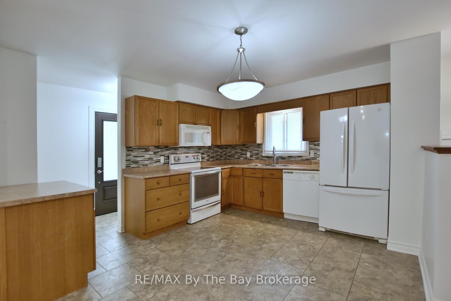 Photo 6 of 11 Caribbean Drive, Wasaga Beach — HOMEH