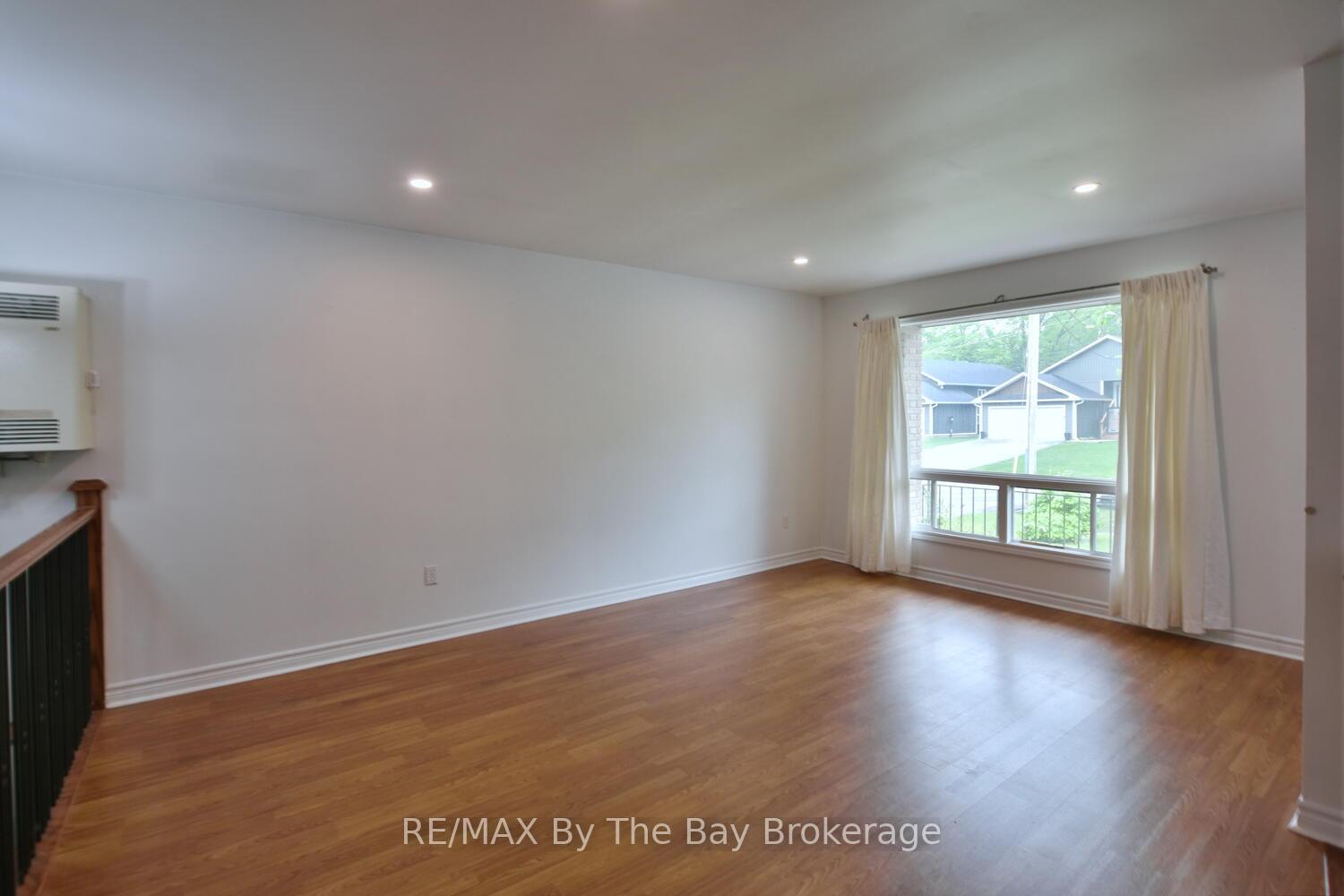 Photo 8 of 11 Caribbean Drive, Wasaga Beach — HOMEH