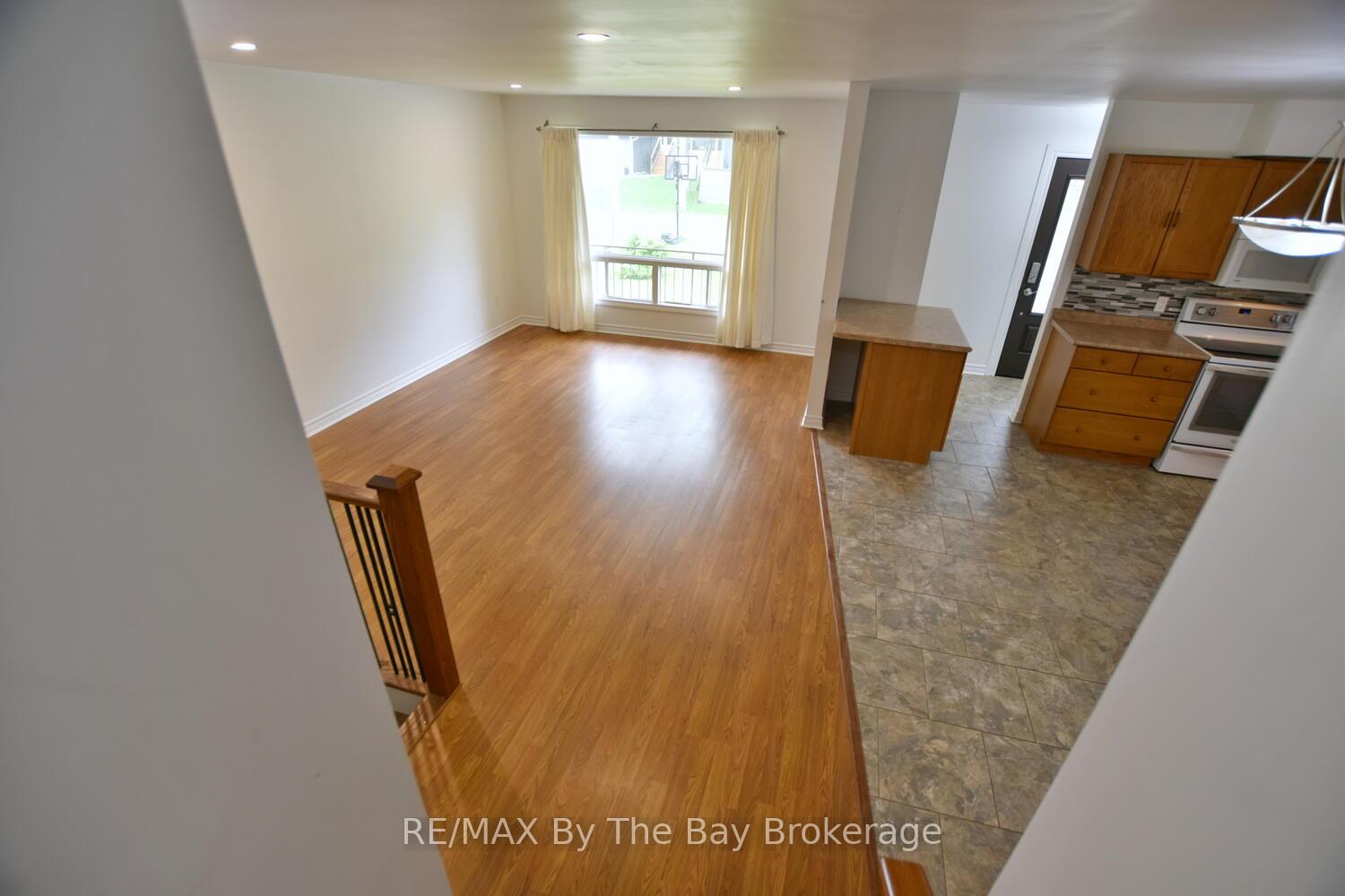 Photo 10 of 11 Caribbean Drive, Wasaga Beach — HOMEH