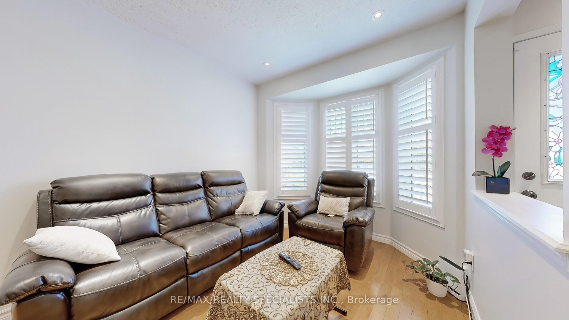 Photo 4 of 33 Donlevy Crescent, Whitby, Taunton North — HOMEH