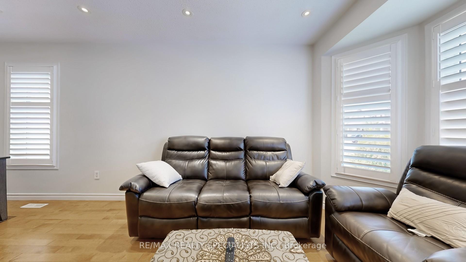 Photo 5 of 33 Donlevy Crescent, Whitby, Taunton North — HOMEH