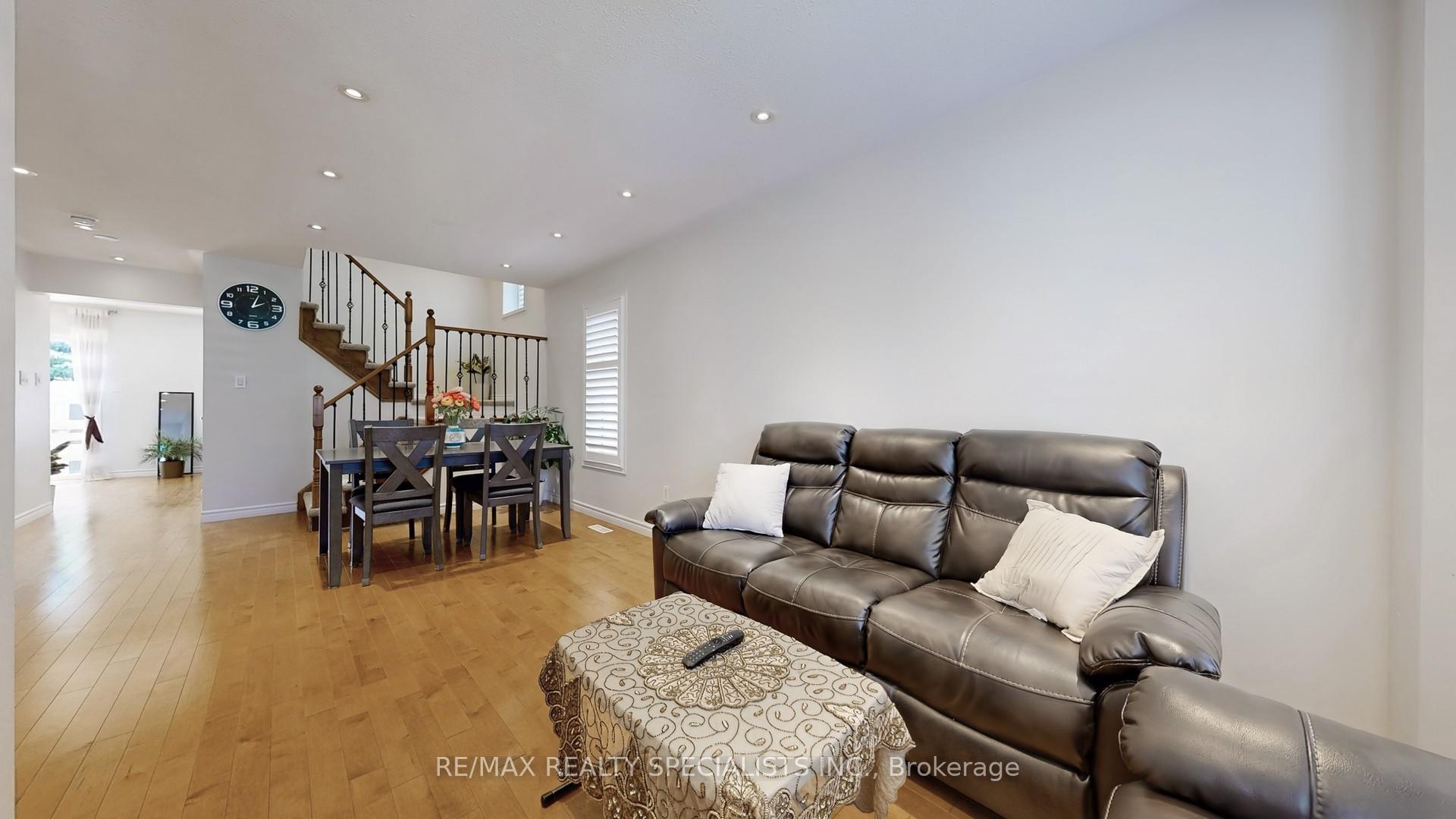 Photo 6 of 33 Donlevy Crescent, Whitby, Taunton North — HOMEH