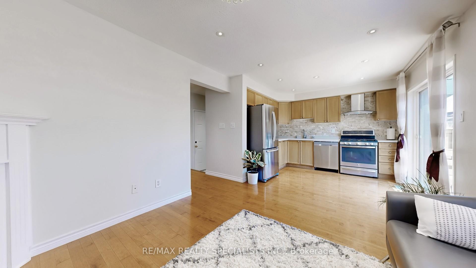 Photo 10 of 33 Donlevy Crescent, Whitby, Taunton North — HOMEH
