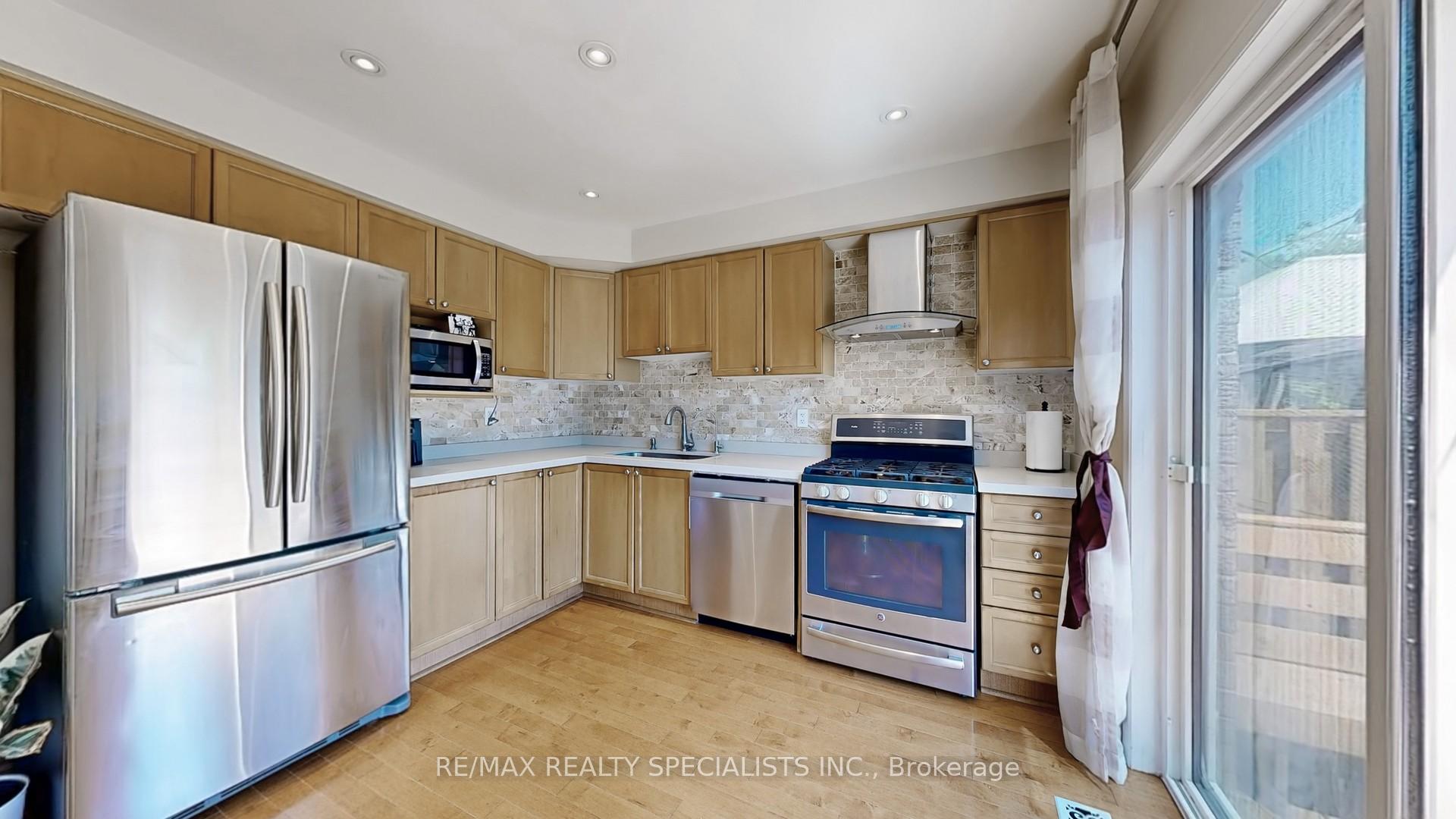 Photo 12 of 33 Donlevy Crescent, Whitby, Taunton North — HOMEH