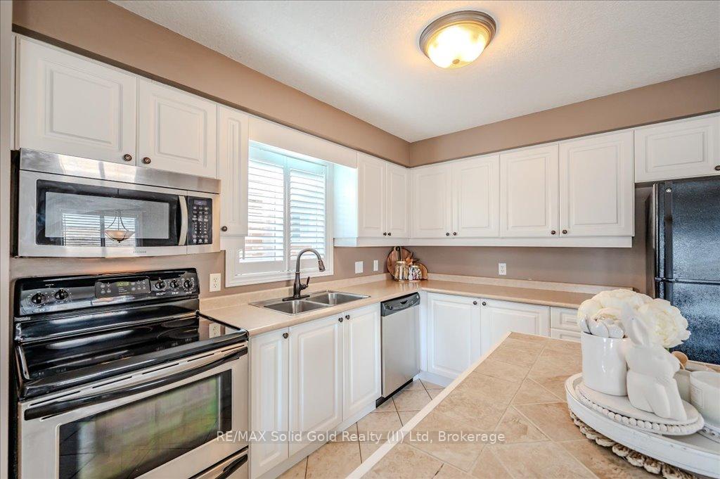 Photo 10 of 628 Bonavista Drive, Waterloo — HOMEH