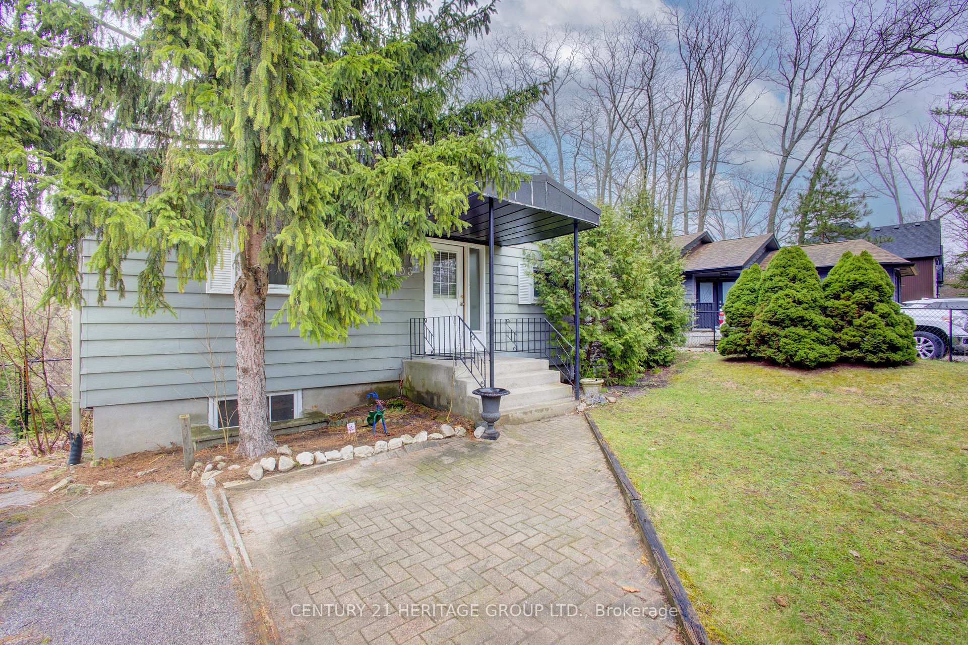 Front of 103 Sunnidale Road S