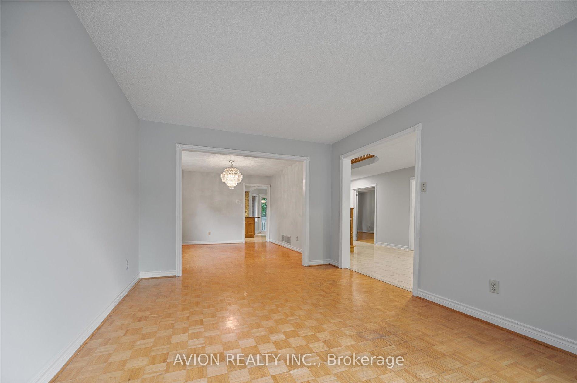 Photo 6 of 226 Westmount Boulevard, Vaughan, Beverley Glen — HOMEH