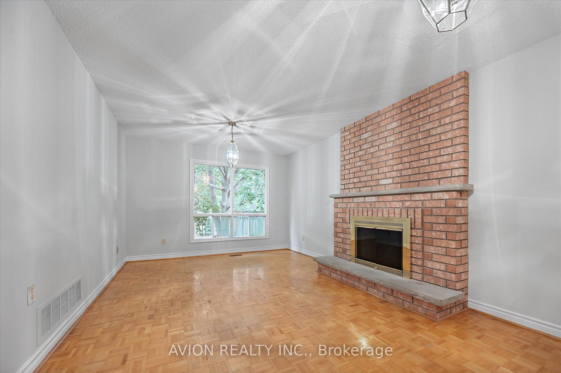 Photo 9 of 226 Westmount Boulevard, Vaughan, Beverley Glen — HOMEH