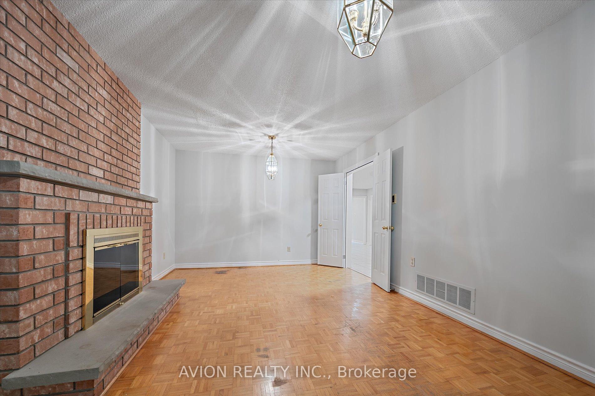 Photo 10 of 226 Westmount Boulevard, Vaughan, Beverley Glen — HOMEH