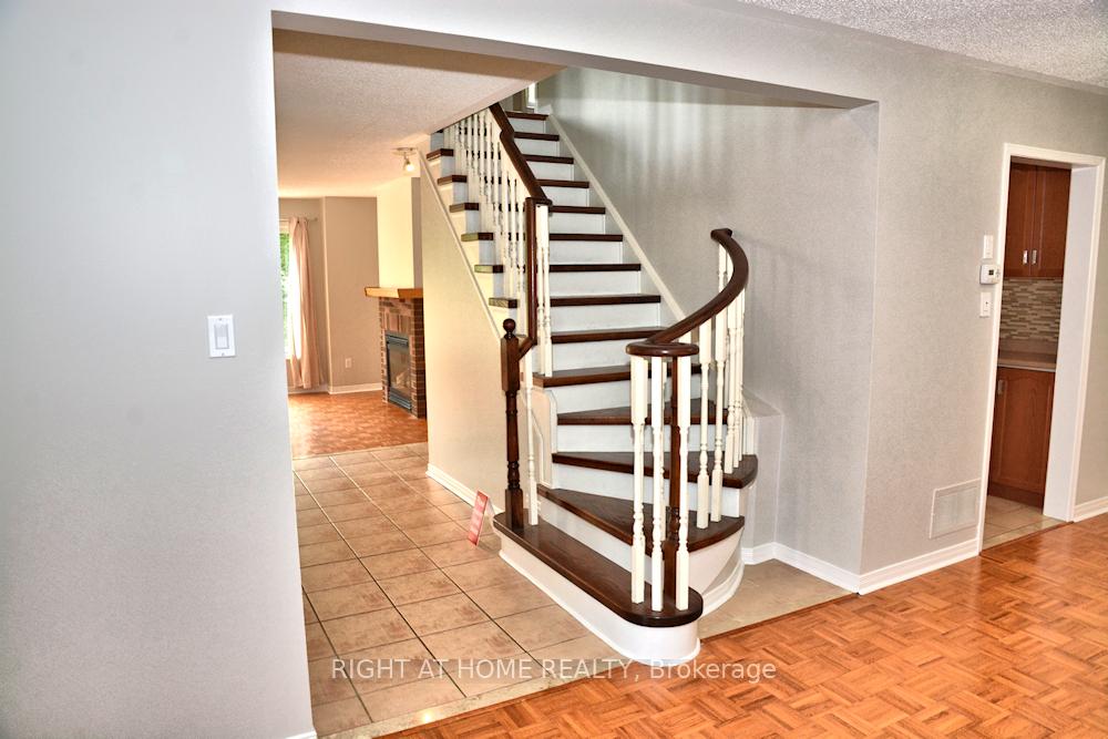 Photo 4 of 146 Baywell Crescent, Aurora, Bayview Wellington — HOMEH