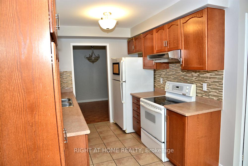 Photo 11 of 146 Baywell Crescent, Aurora, Bayview Wellington — HOMEH