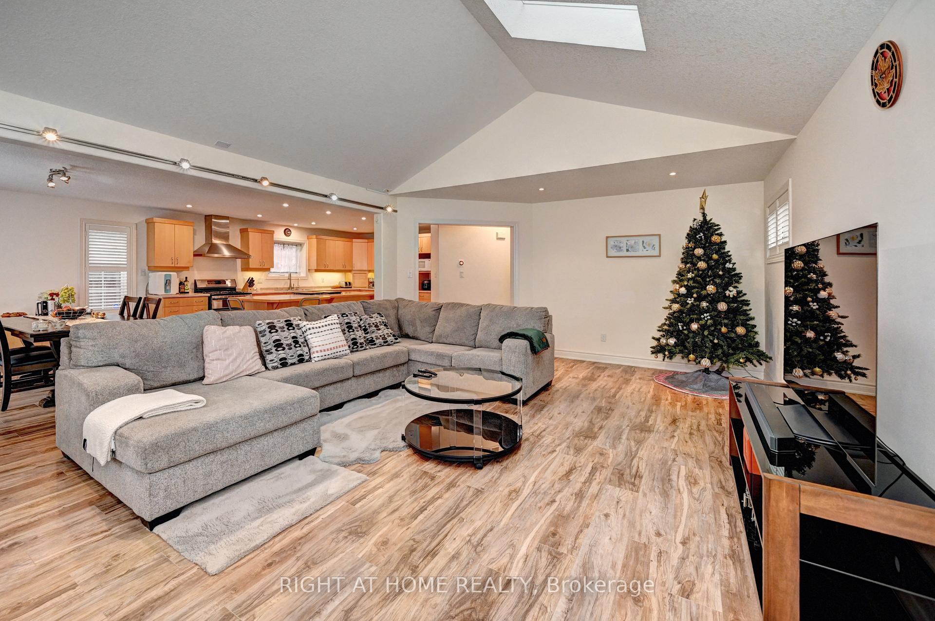 Photo 10 of 746 Chesapeake Drive, Waterloo — HOMEH