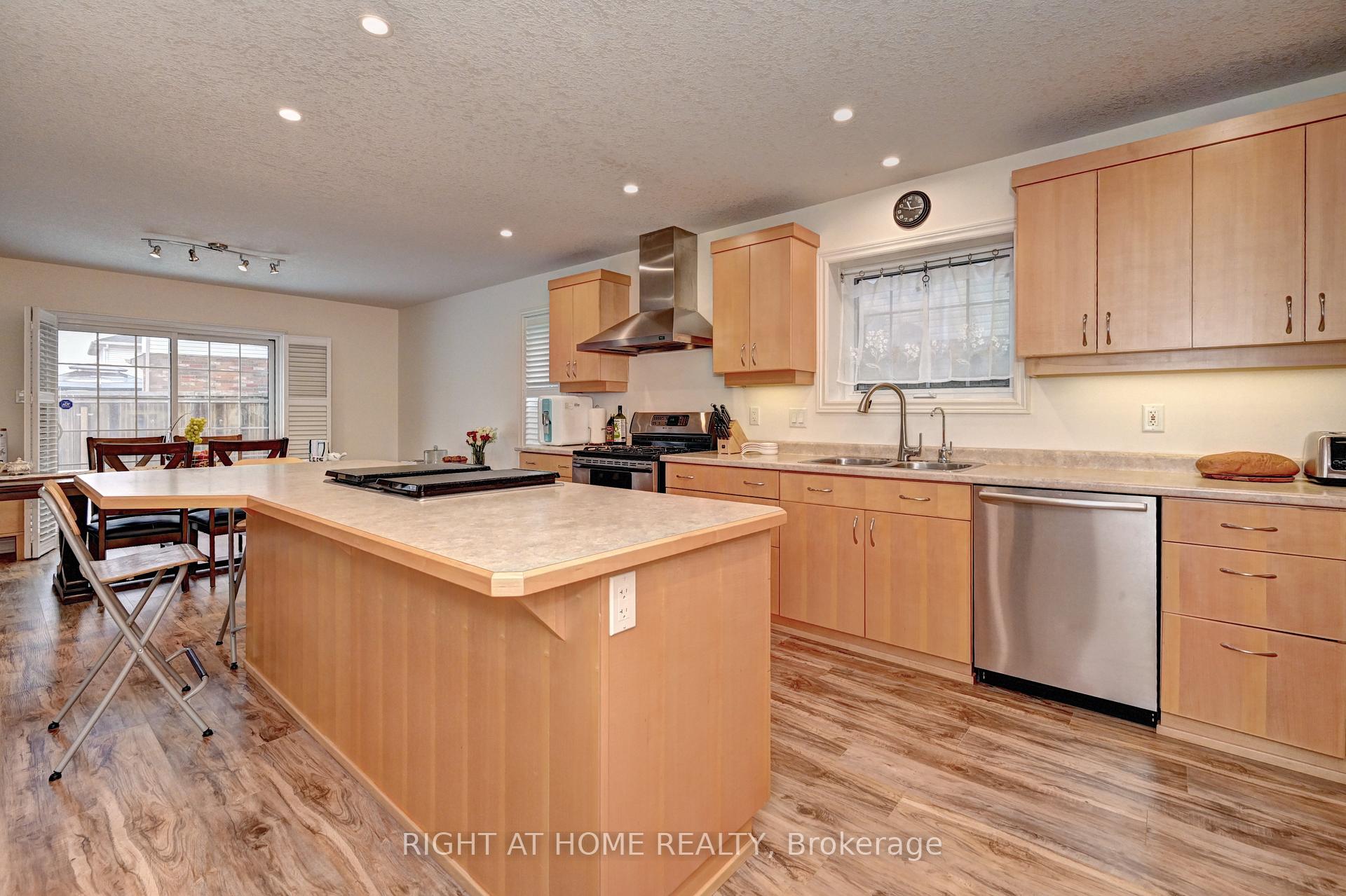 Photo 11 of 746 Chesapeake Drive, Waterloo — HOMEH