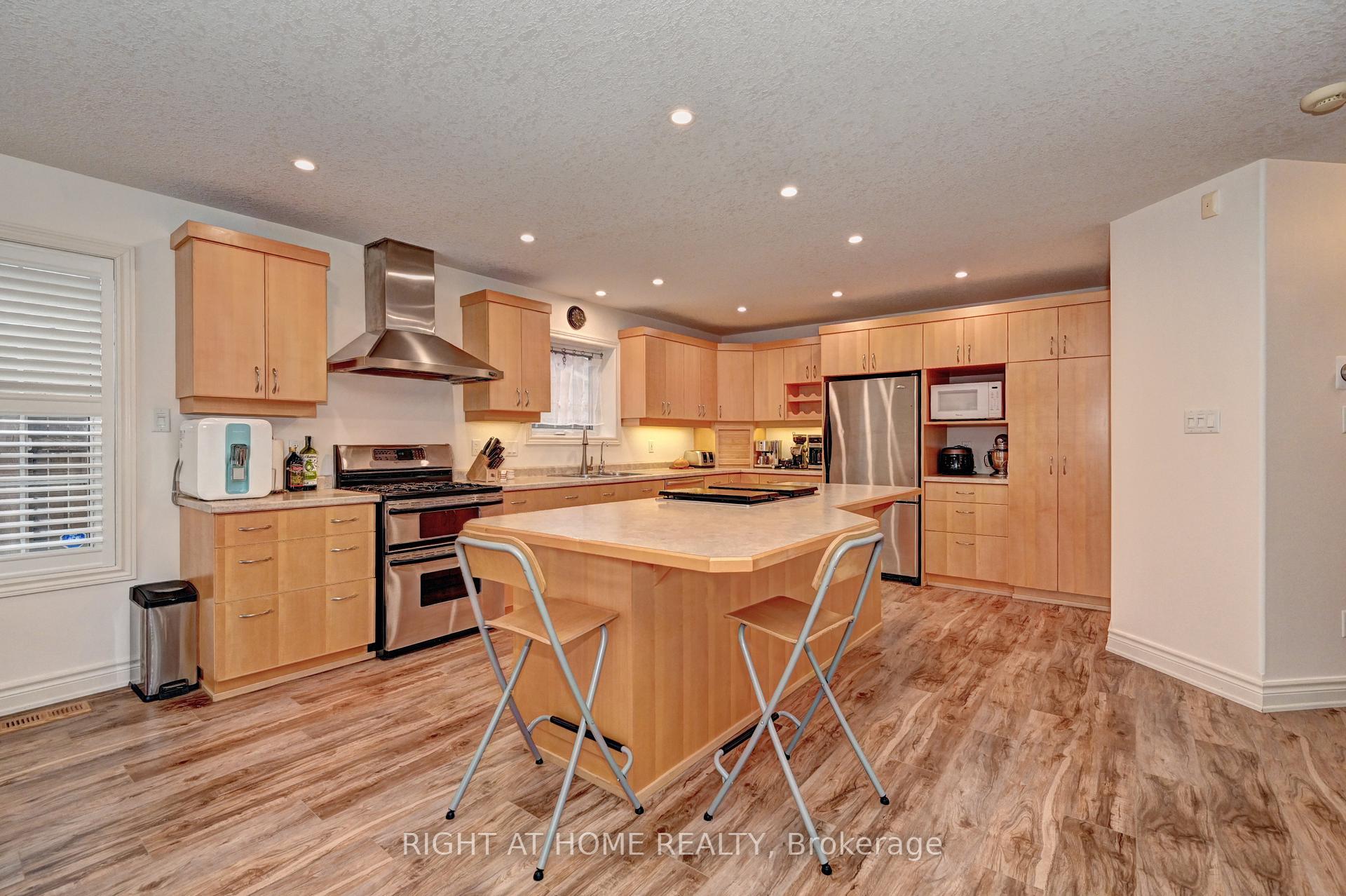 Photo 12 of 746 Chesapeake Drive, Waterloo — HOMEH