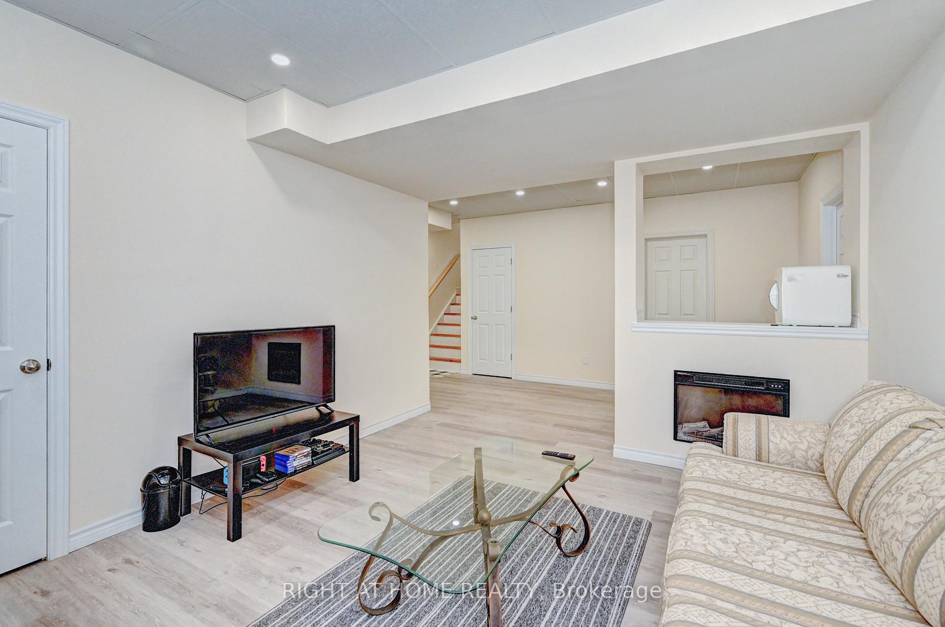 Photo 28 of 746 Chesapeake Drive, Waterloo — HOMEH
