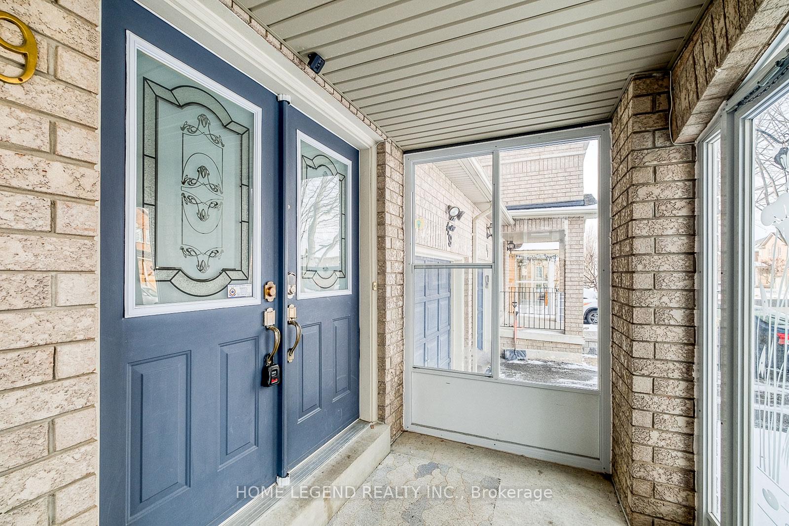 Photo 2 of 49 Warren Bradley Street, Markham, Berczy — HOMEH