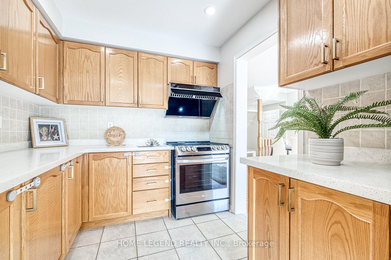 Photo 11 of 49 Warren Bradley Street, Markham, Berczy — HOMEH