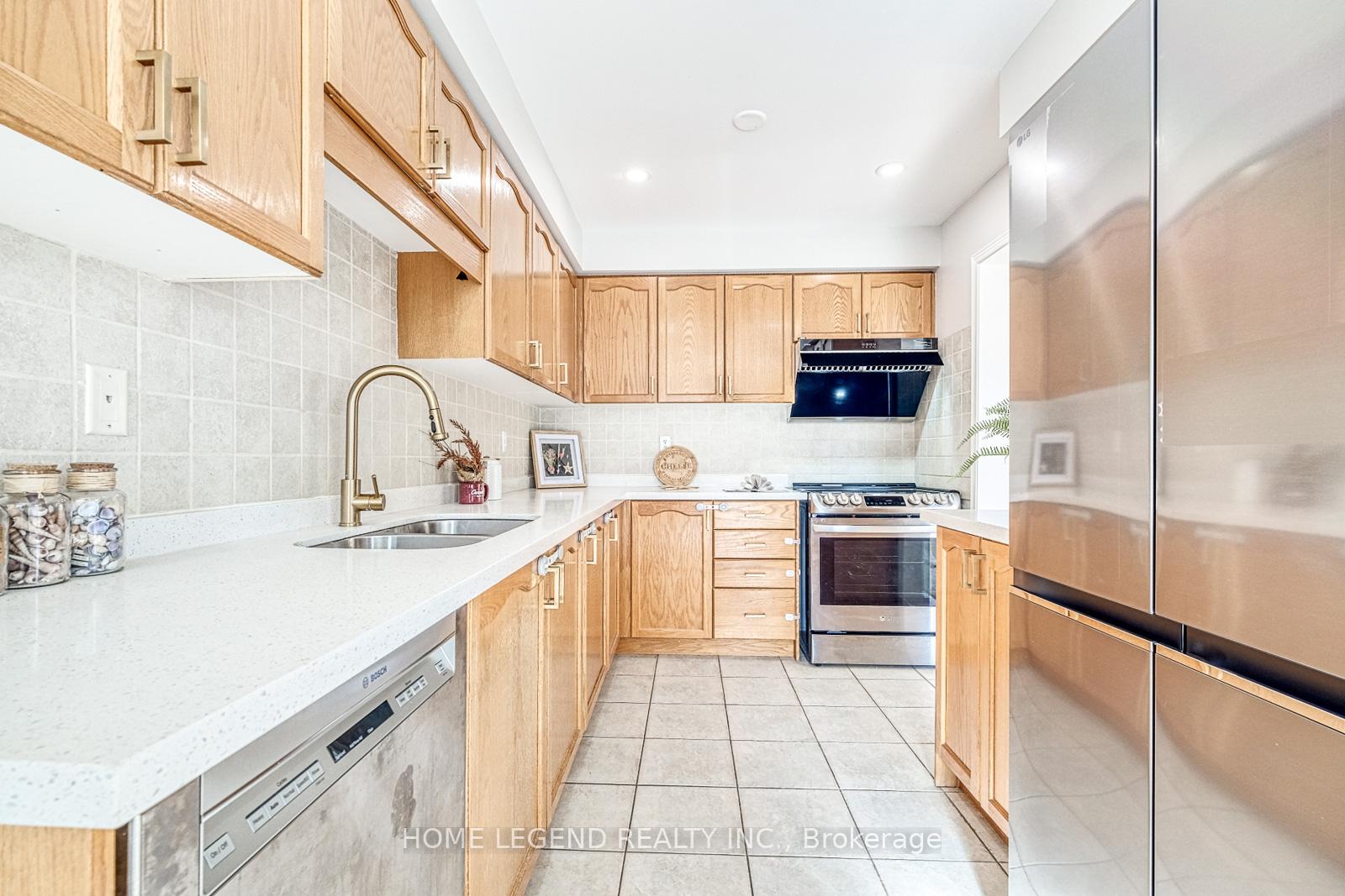 Photo 12 of 49 Warren Bradley Street, Markham, Berczy — HOMEH