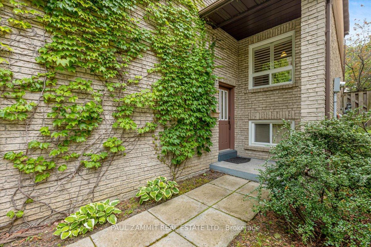 Photo 2 of 30 Baywood Court, Markham, Royal Orchard — HOMEH