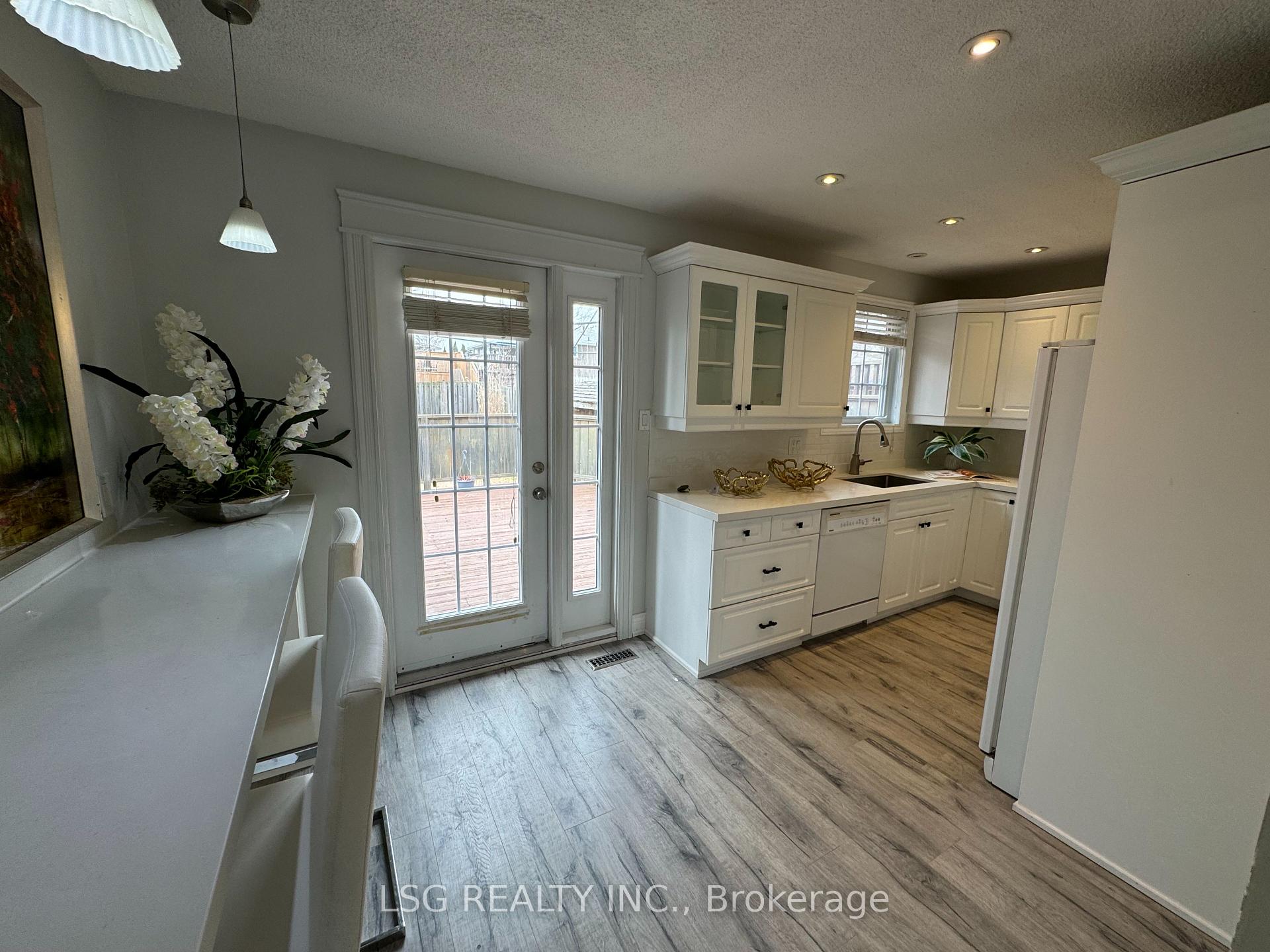 Photo 9 of 46 Devins Drive, Aurora, Aurora Heights — HOMEH