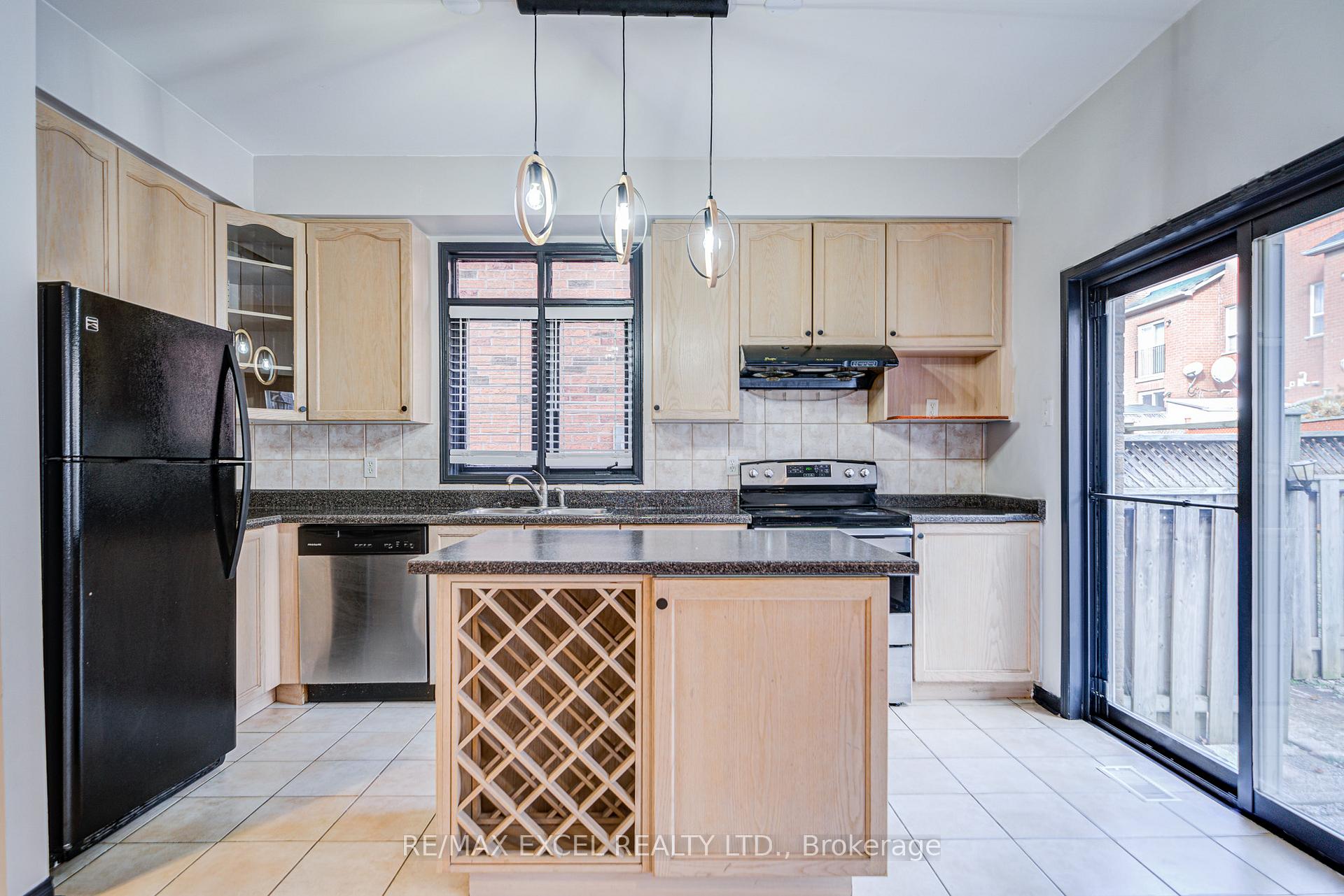 Photo 9 of 113 Brock Avenue, Markham, Berczy — HOMEH