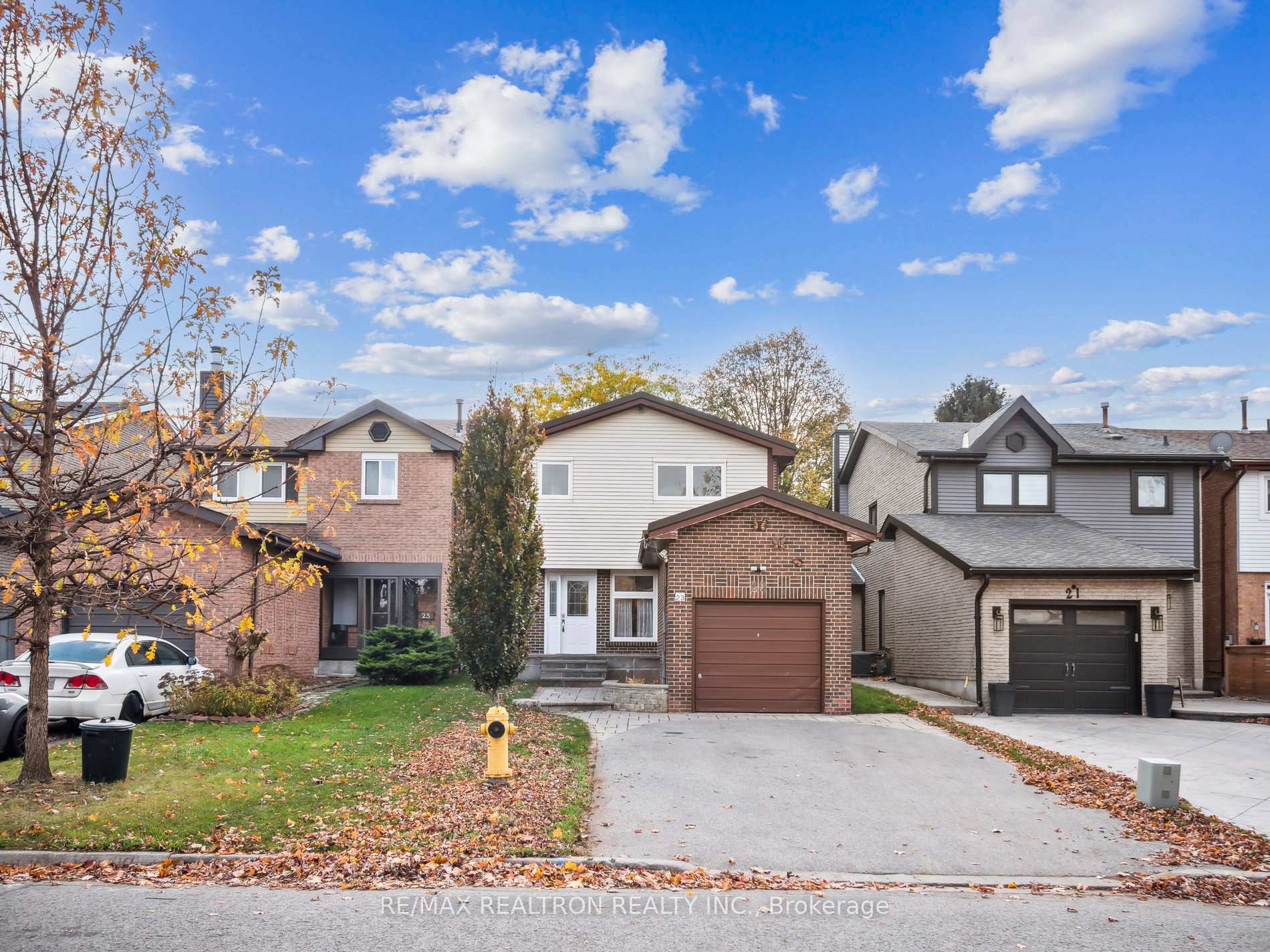 Photo 2 of 23 Durie Lane, Markham, Aileen-Willowbrook — HOMEH