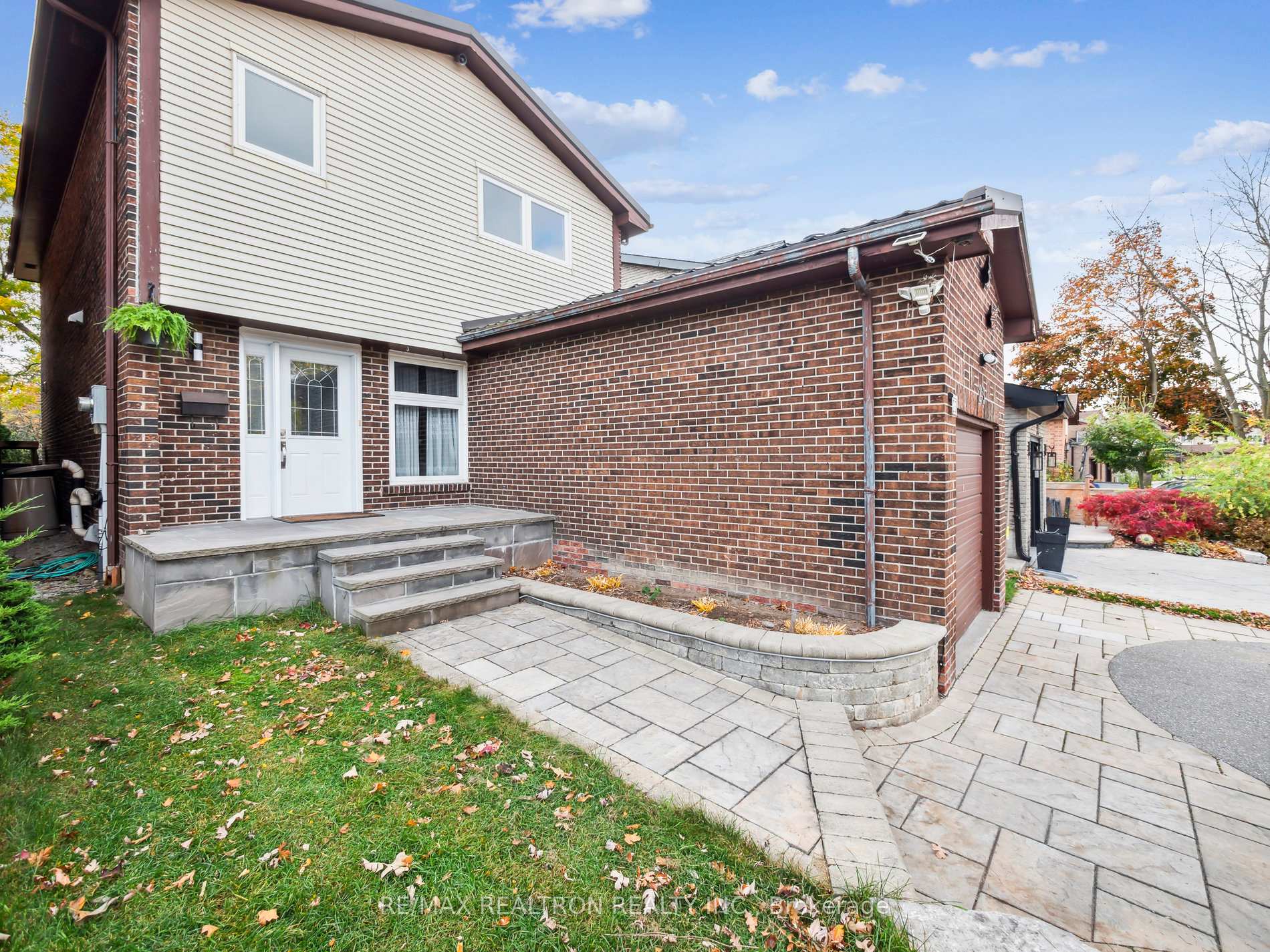 Photo 3 of 23 Durie Lane, Markham, Aileen-Willowbrook — HOMEH