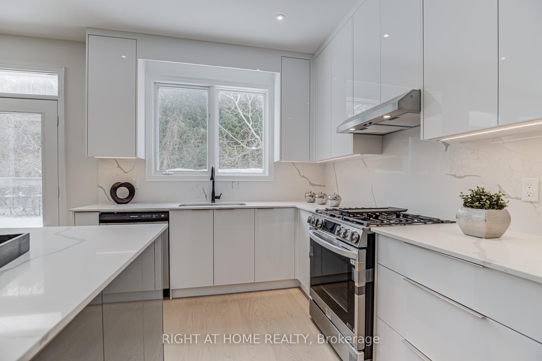 Photo 23 of 609 Carlton Road, Markham, Markville — HOMEH