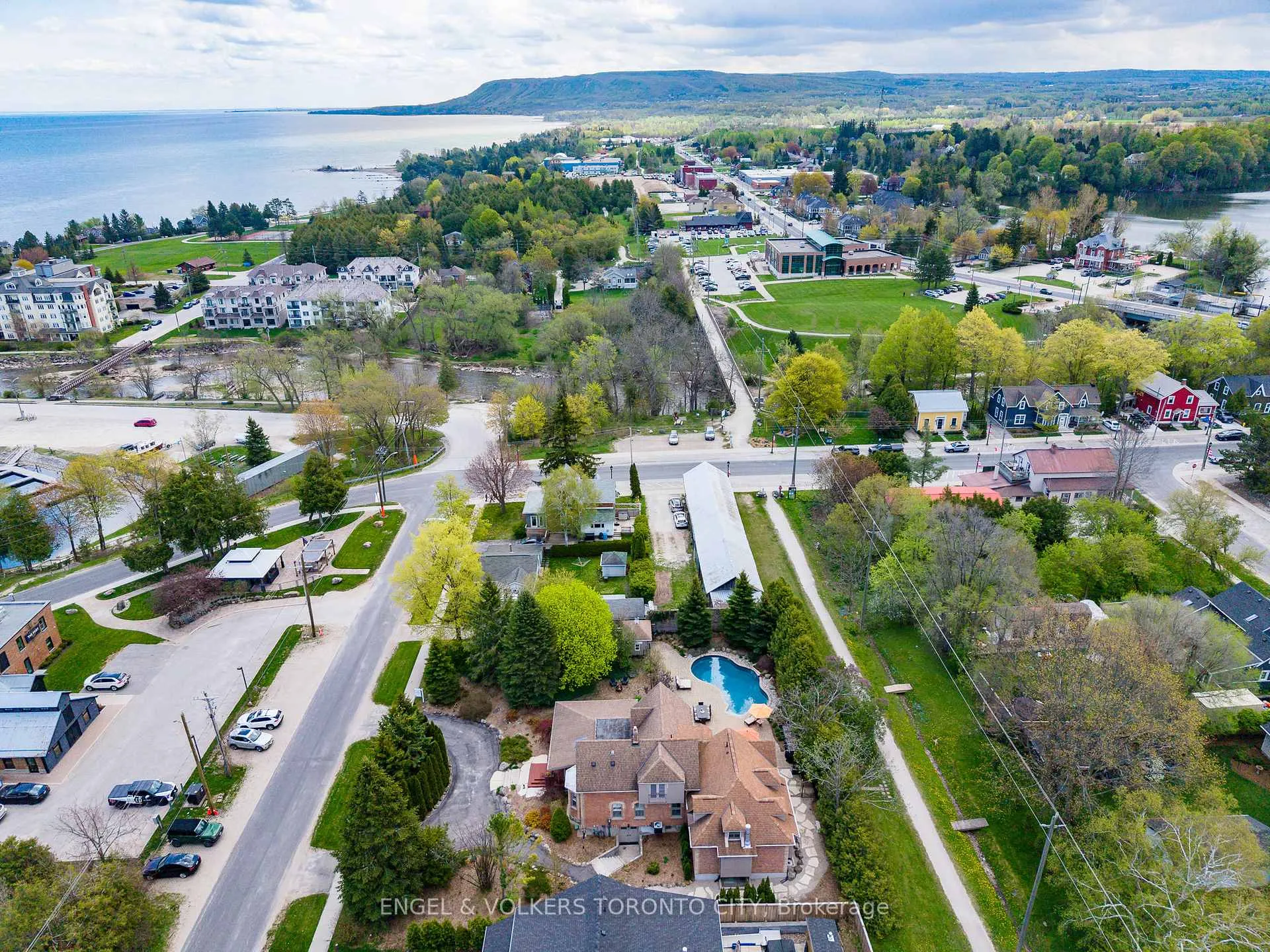 Photo 25 of 13 Huron Street W, Blue Mountains — HOMEH
