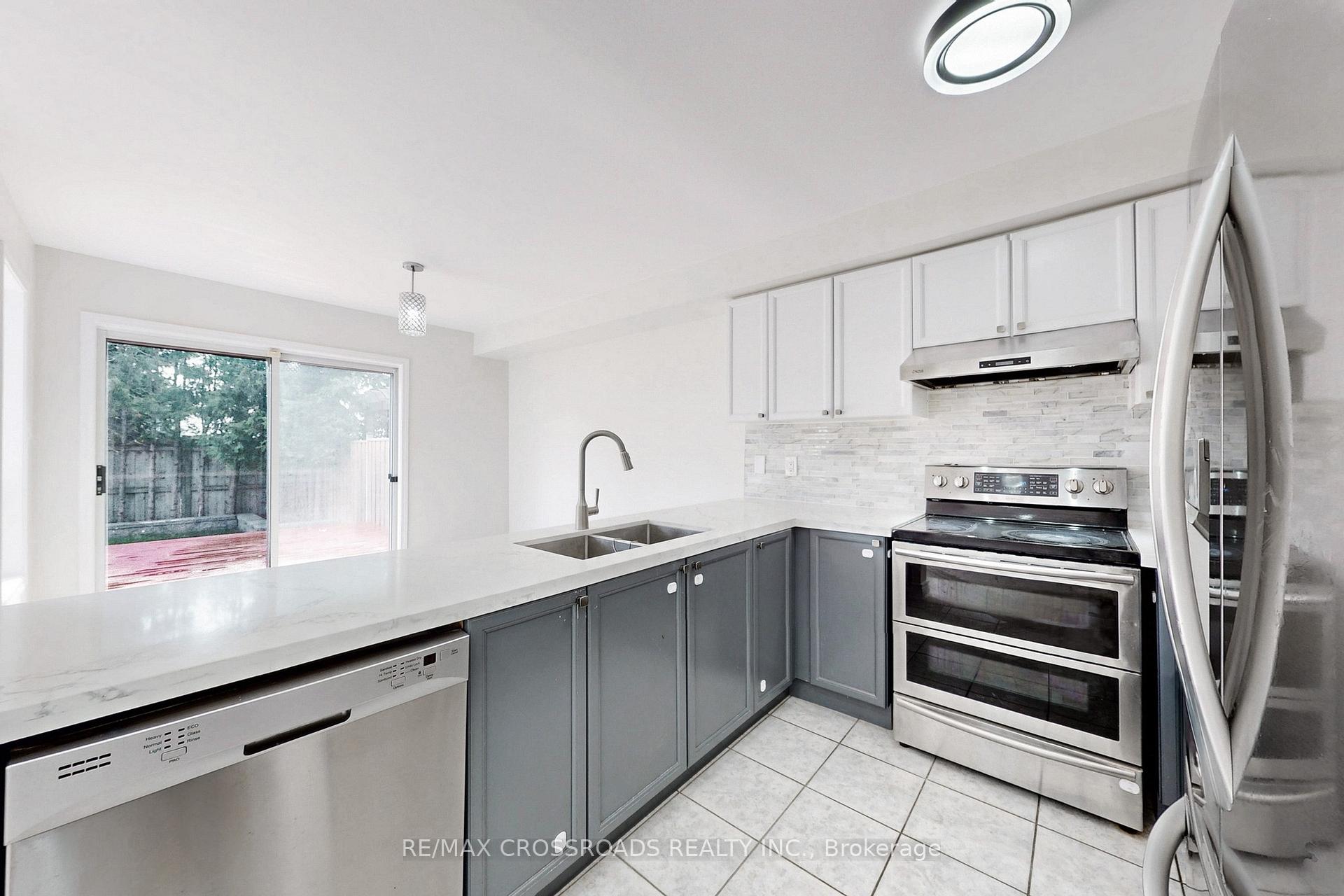 Photo 10 of 29 Regatta Crescent, Whitby, Port Whitby — HOMEH
