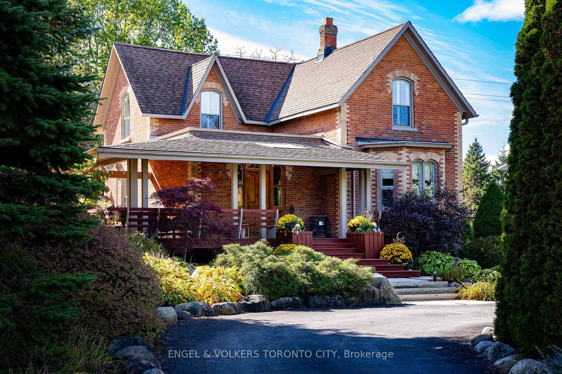 Front of 13 Huron Street W