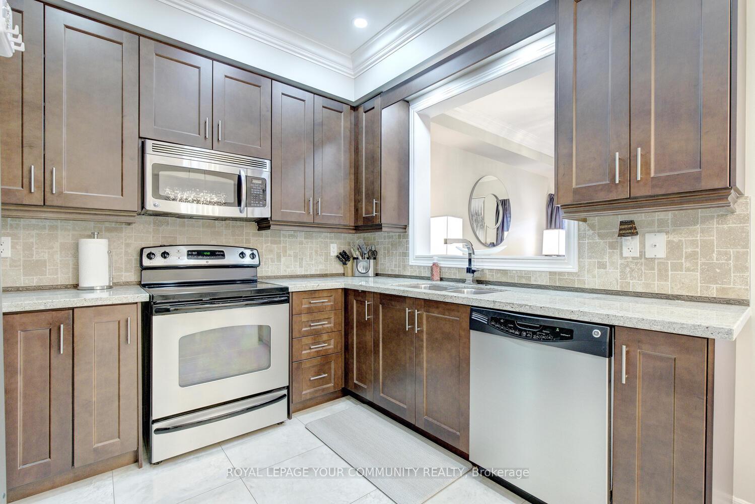 Photo 16 of 121 Mahogany Forest Drive, Vaughan, Patterson — HOMEH