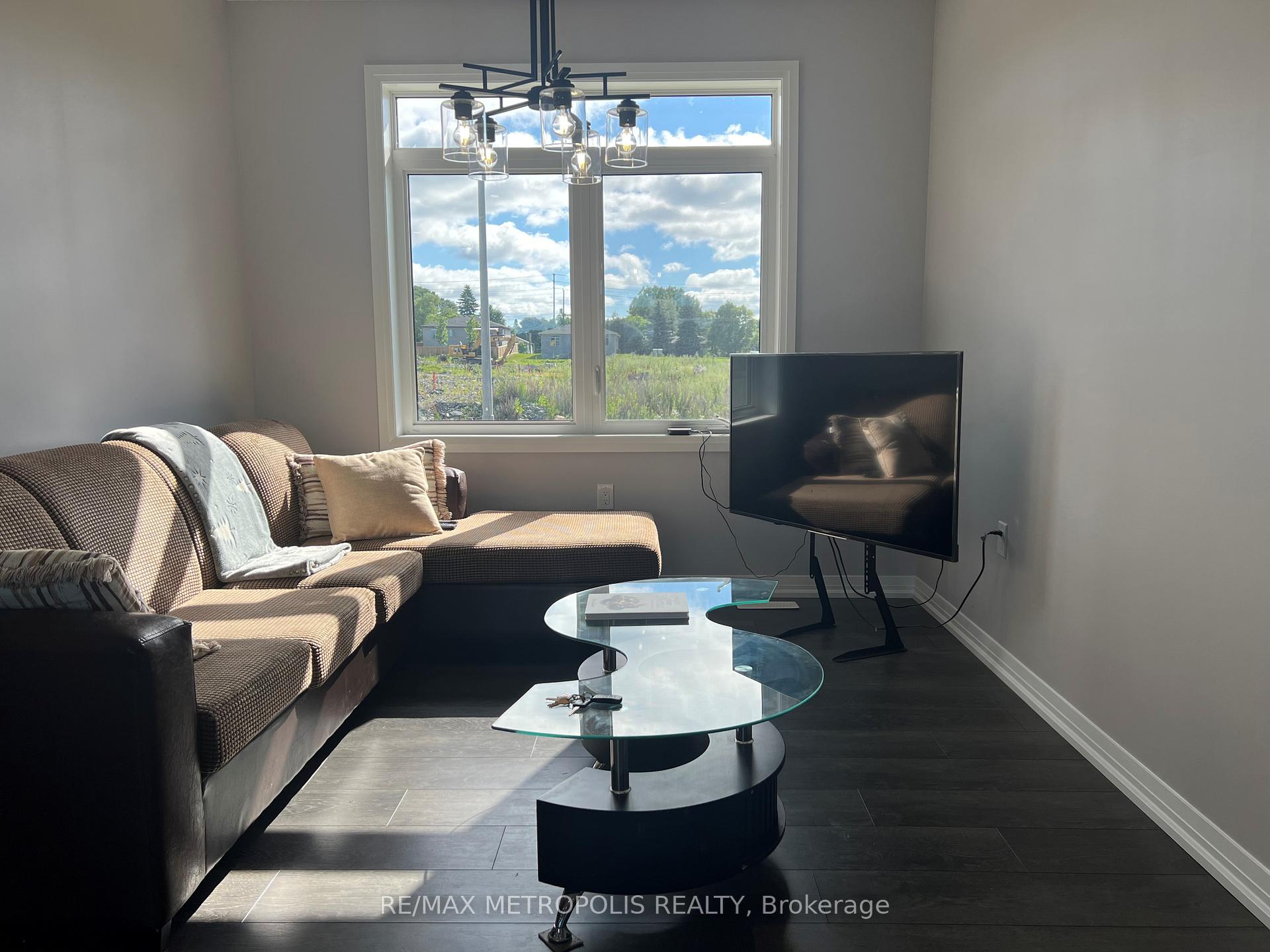 Photo 2 of 6 Summit Crescent, Belleville, Belleville Ward — HOMEH