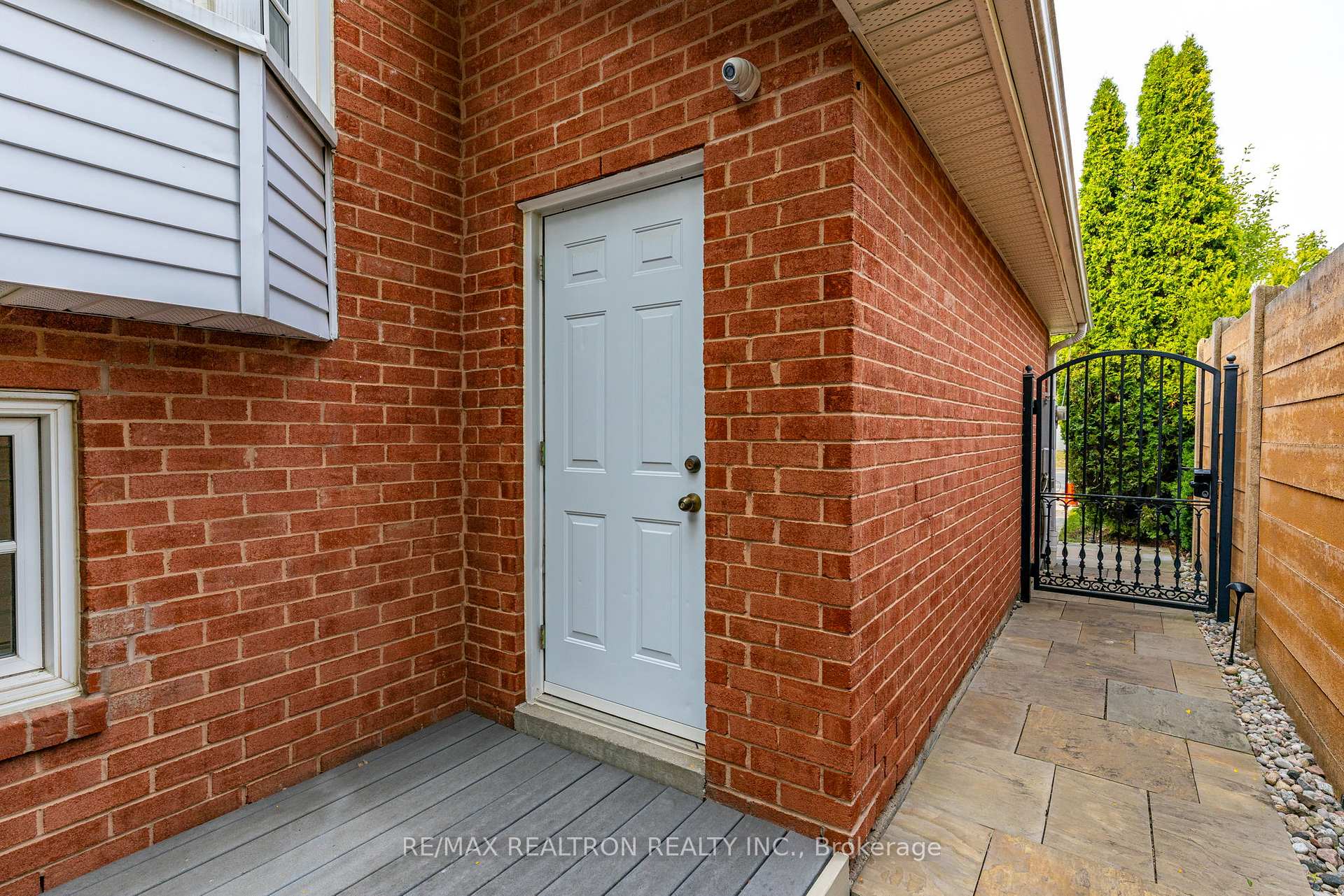 Photo 3 of 73 Bevshire Circle, Vaughan, Crestwood-Springfarm-Yorkhill — HOMEH