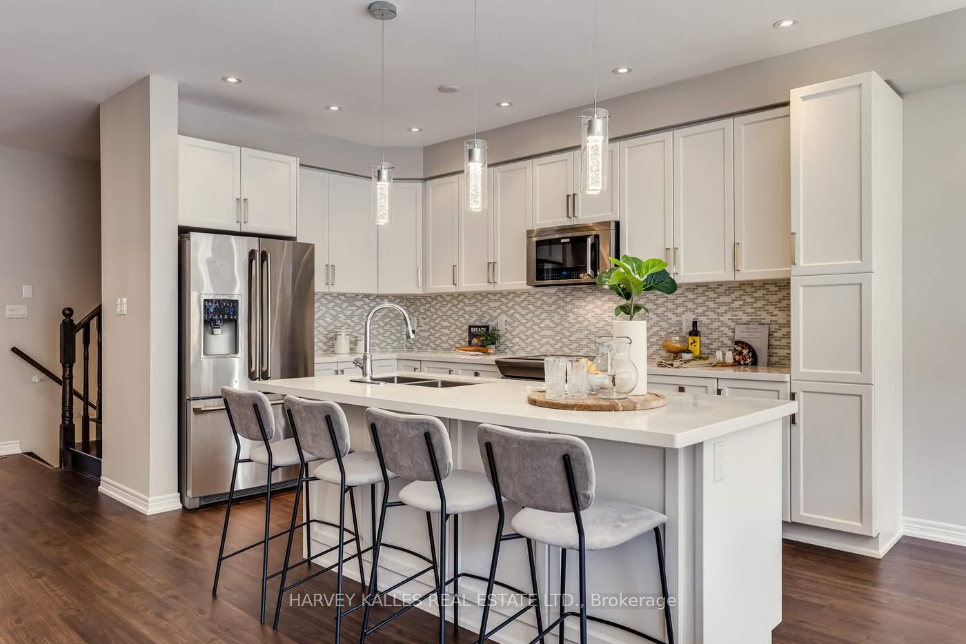 Photo 12 of 31 Lindvest Crescent, Vaughan, Patterson — HOMEH