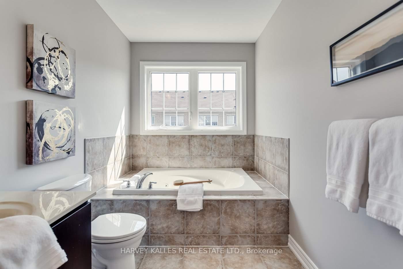 Photo 23 of 31 Lindvest Crescent, Vaughan, Patterson — HOMEH