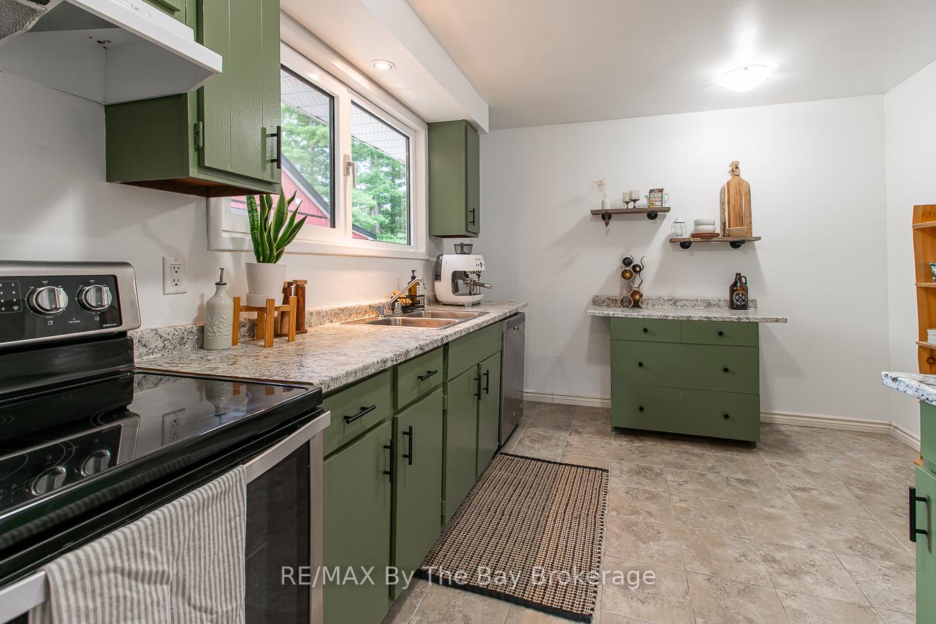 Photo 8 of 160 Melrose Avenue, Wasaga Beach — HOMEH