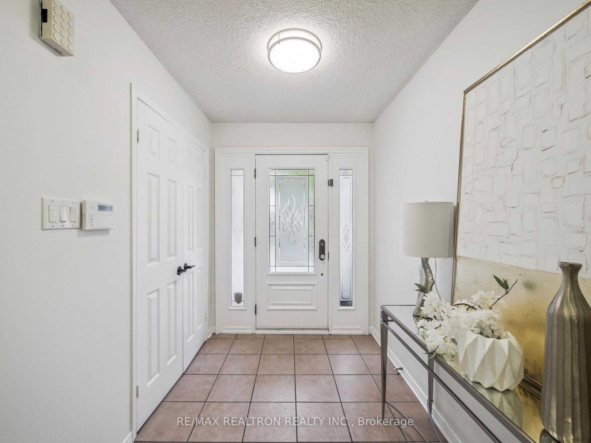 Photo 4 of 213 Campbell Avenue, Vaughan, Crestwood-Springfarm-Yorkhill — HOMEH
