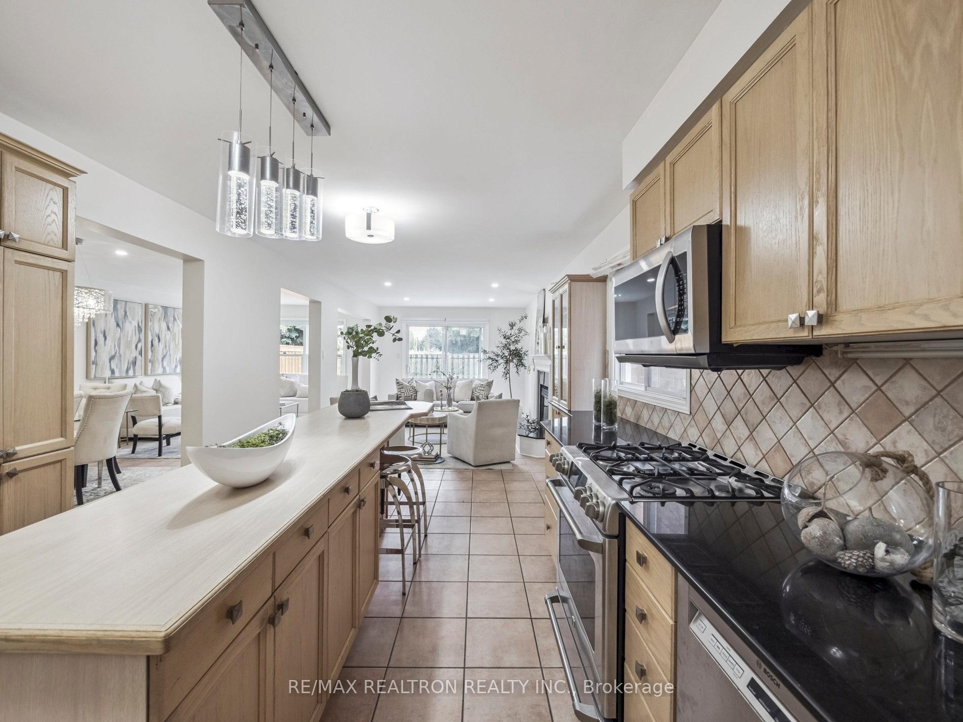 Photo 19 of 213 Campbell Avenue, Vaughan, Crestwood-Springfarm-Yorkhill — HOMEH