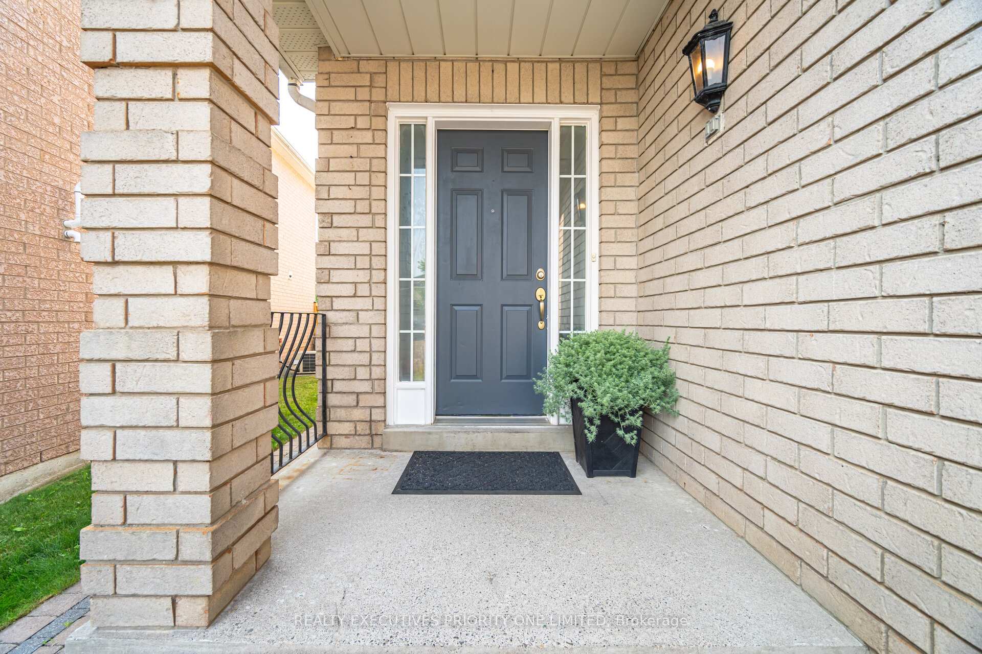 Photo 5 of 105 Solway Avenue, Vaughan, Maple — HOMEH