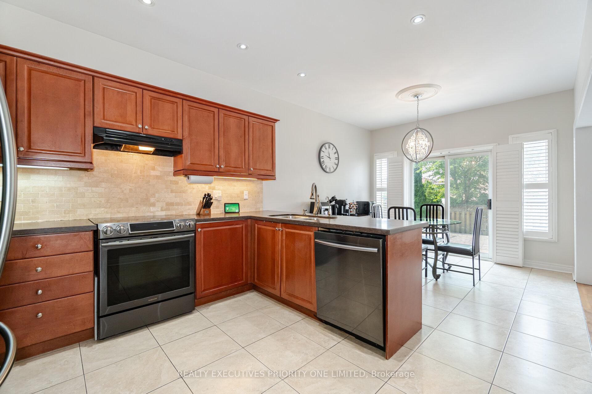Photo 11 of 105 Solway Avenue, Vaughan, Maple — HOMEH