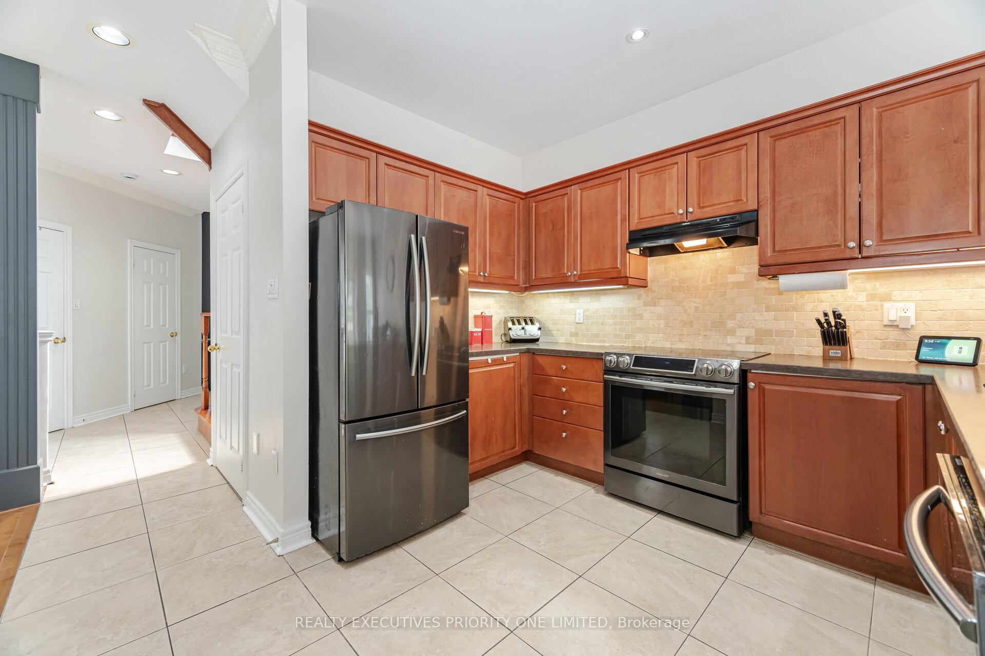 Photo 13 of 105 Solway Avenue, Vaughan, Maple — HOMEH
