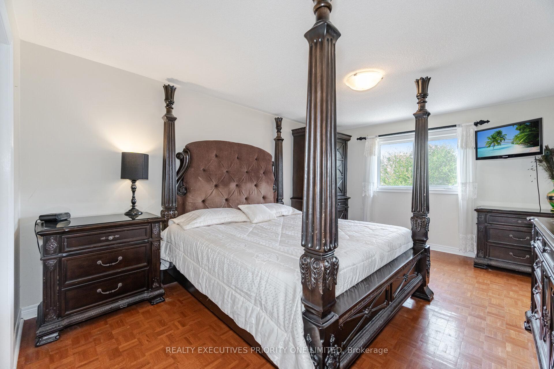 Photo 23 of 105 Solway Avenue, Vaughan, Maple — HOMEH