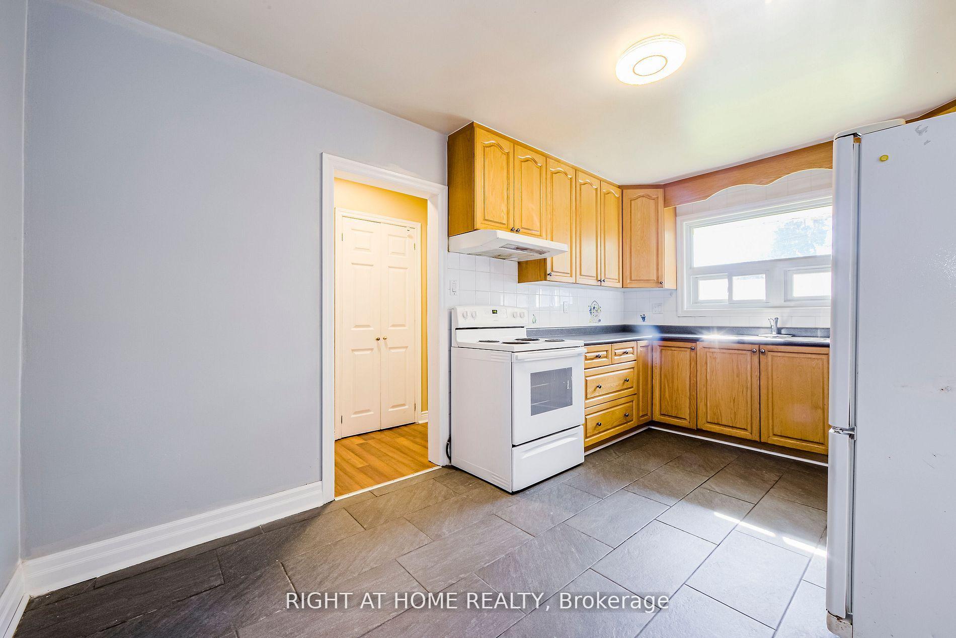 Photo 9 of Unit Main-A, 1715 Rossland Road, Whitby, Blue Grass Meadows — HOMEH