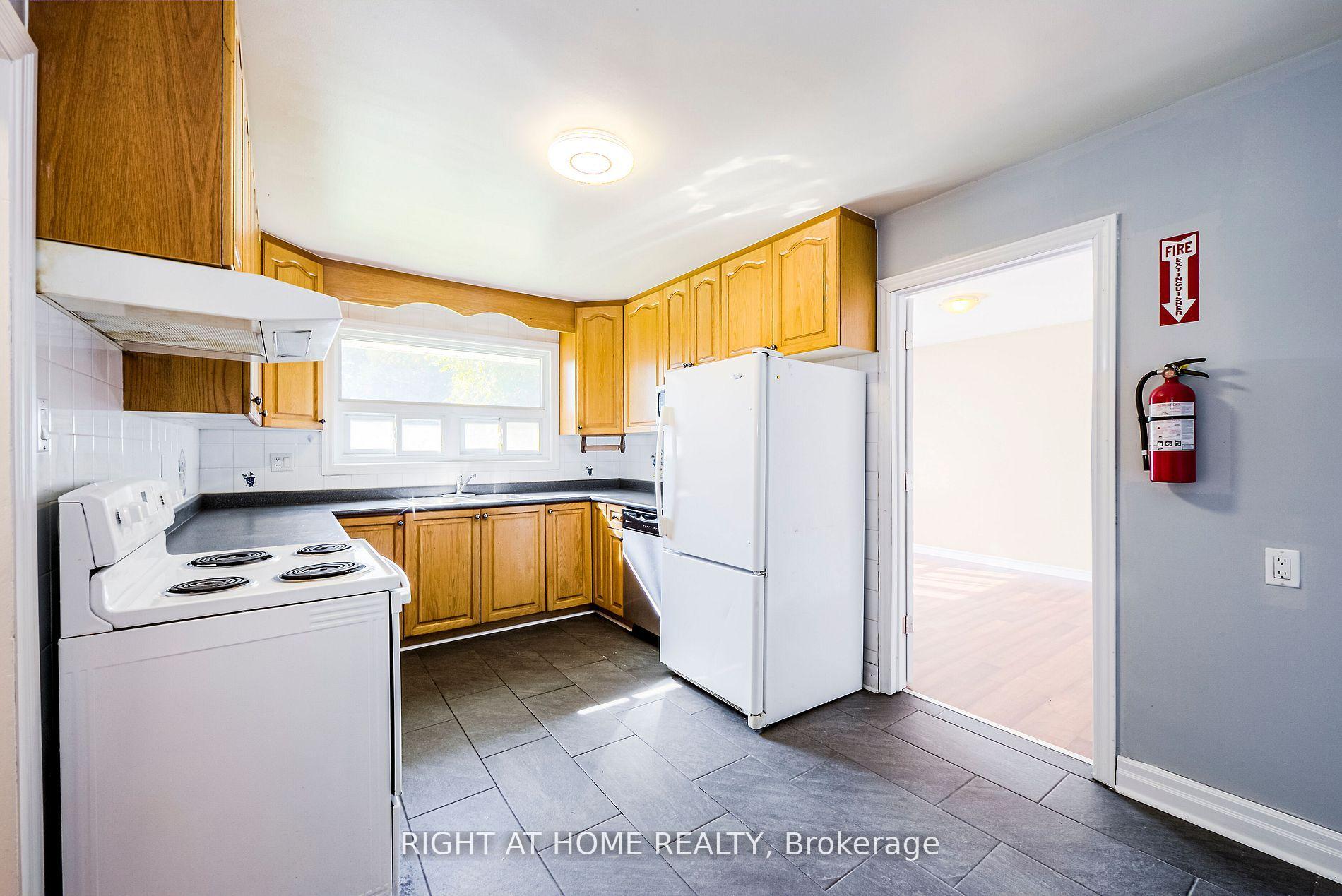 Photo 10 of Unit Main-A, 1715 Rossland Road, Whitby, Blue Grass Meadows — HOMEH