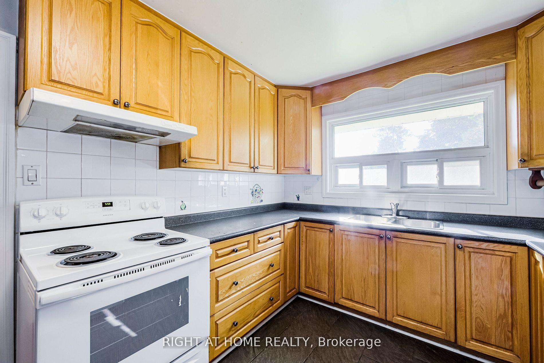 Photo 11 of Unit Main-A, 1715 Rossland Road, Whitby, Blue Grass Meadows — HOMEH