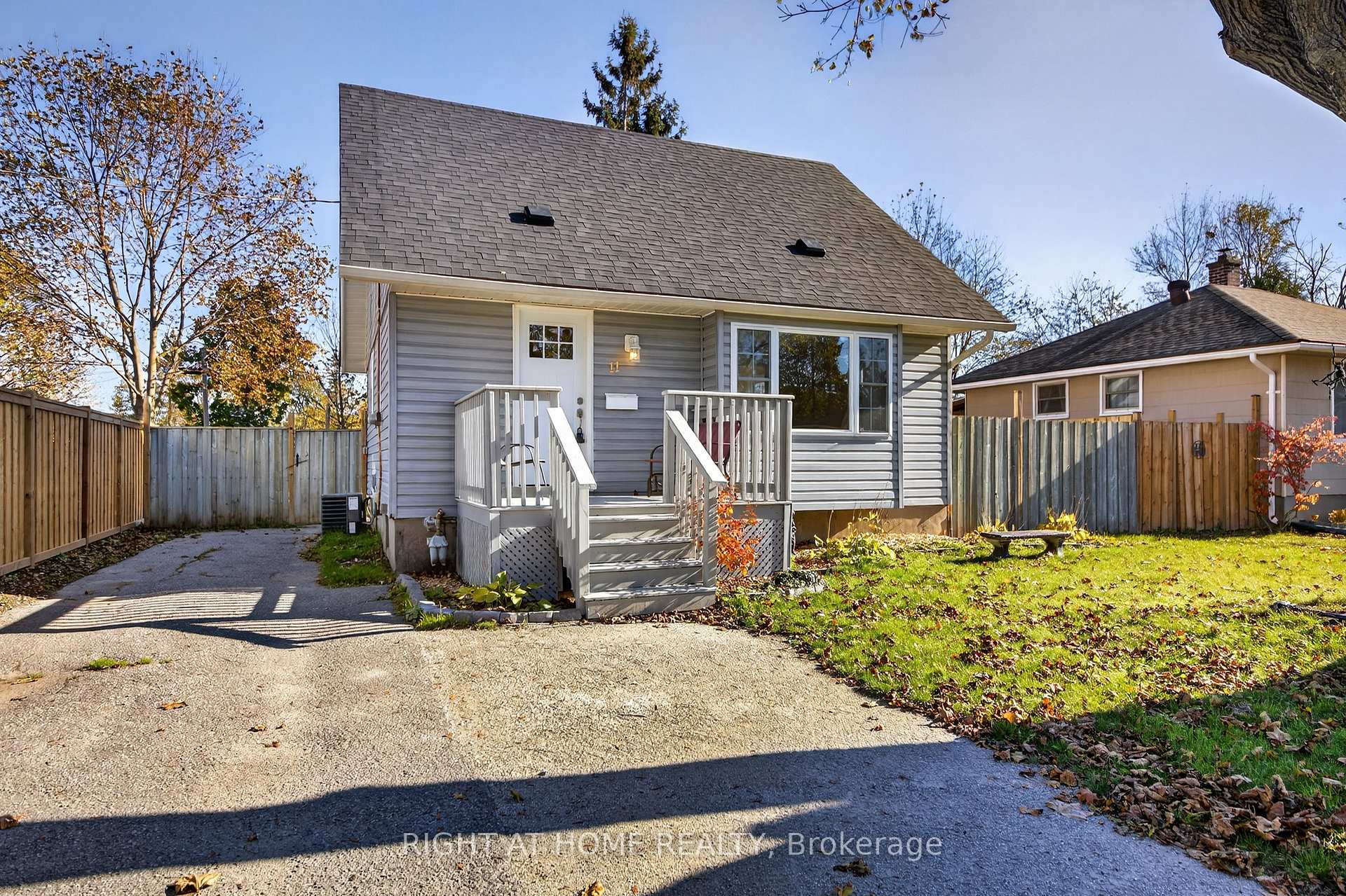 Photo 3 of 11 Newton Street, Barrie, Wellington — HOMEH