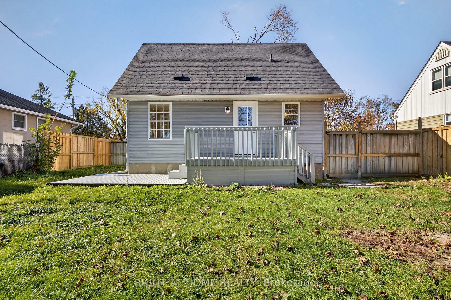 Photo 4 of 11 Newton Street, Barrie, Wellington — HOMEH