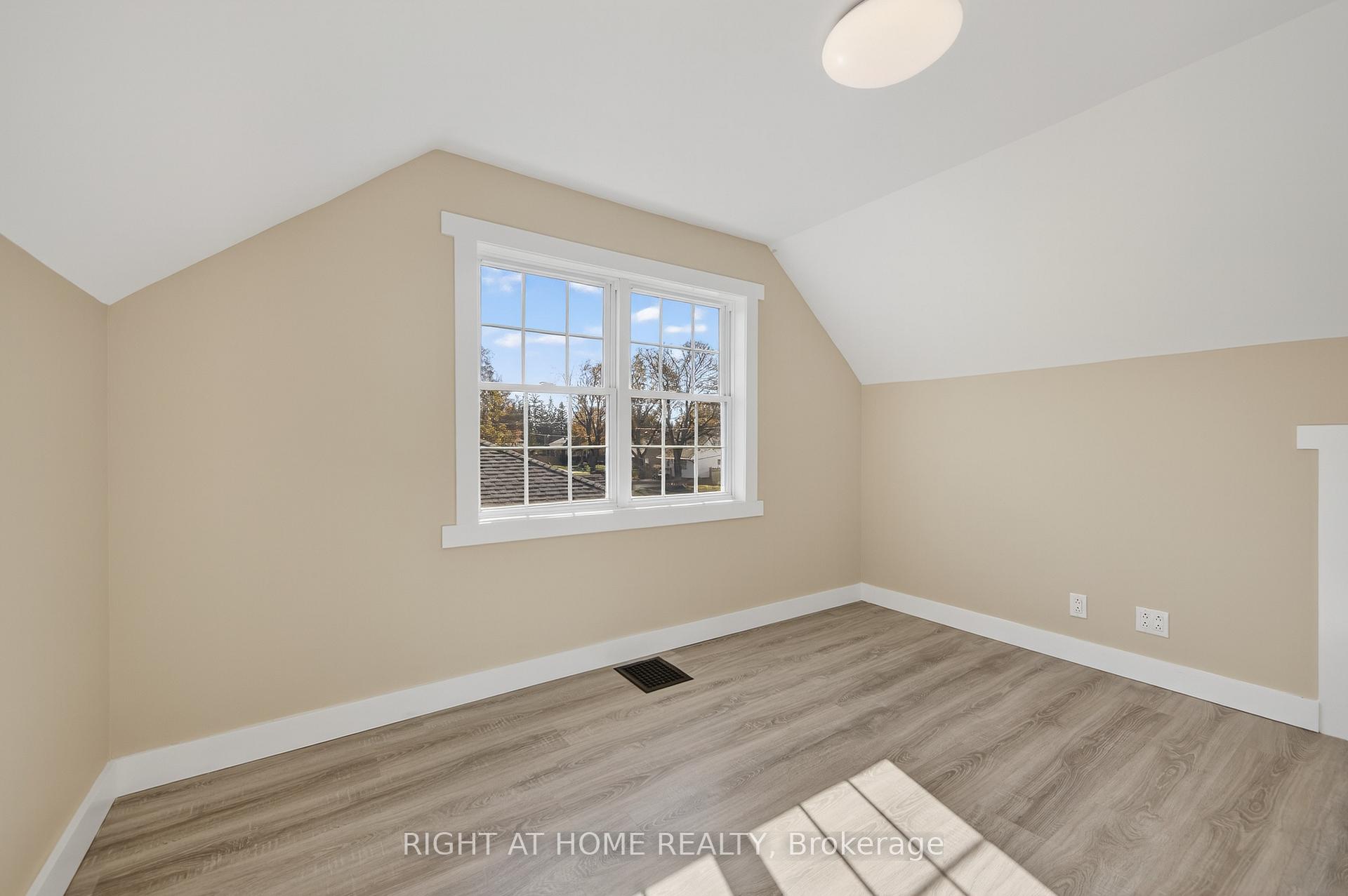 Photo 32 of 11 Newton Street, Barrie, Wellington — HOMEH